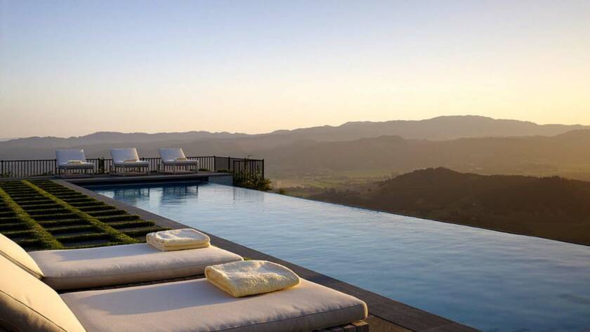 Piscina con bordo a sfioro nascosto
