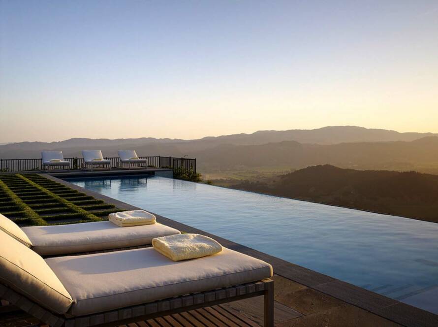 Piscina con bordo a sfioro nascosto